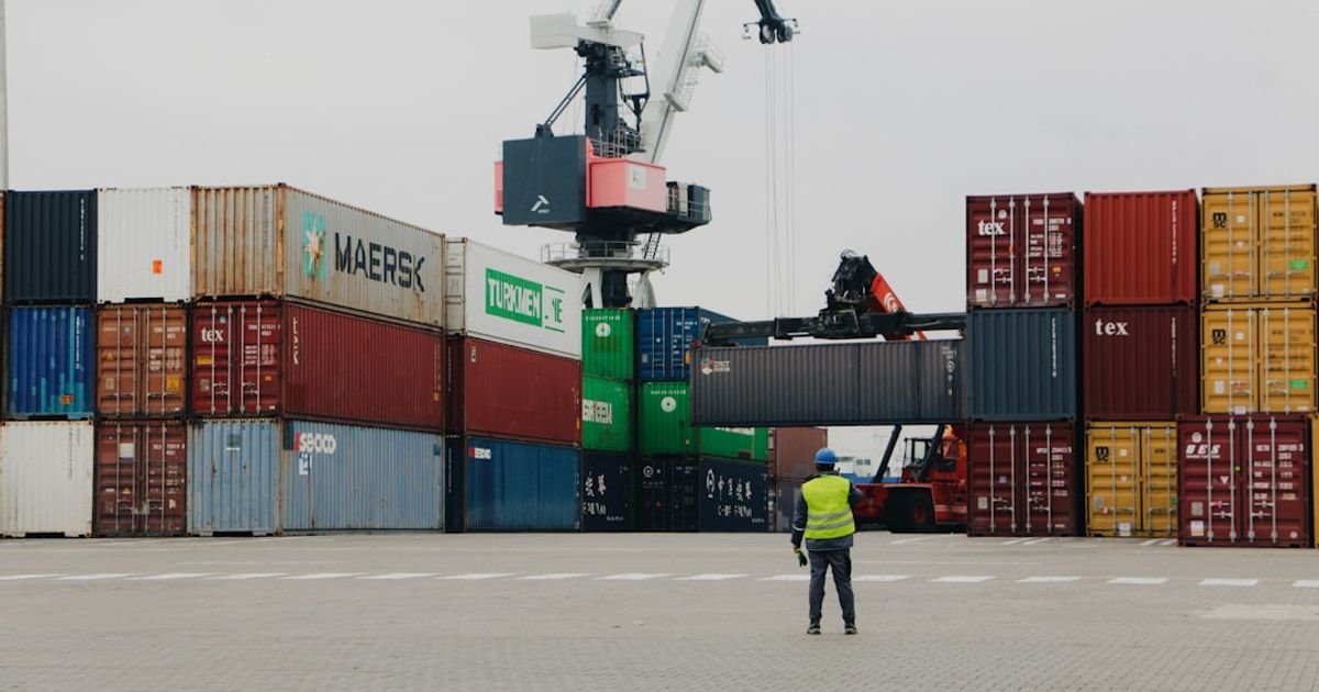 AI Prompt for Automated Shipment Tracking and Status Updates