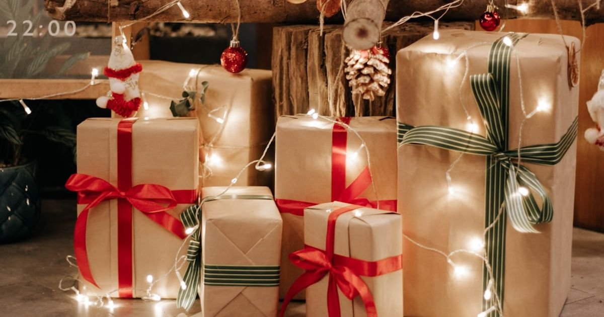 Create a Facebook ad prompt for Christmas shopping discounts
