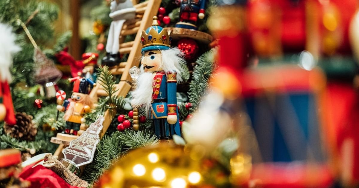 Create a market research prompt for Christmas e-commerce trends
