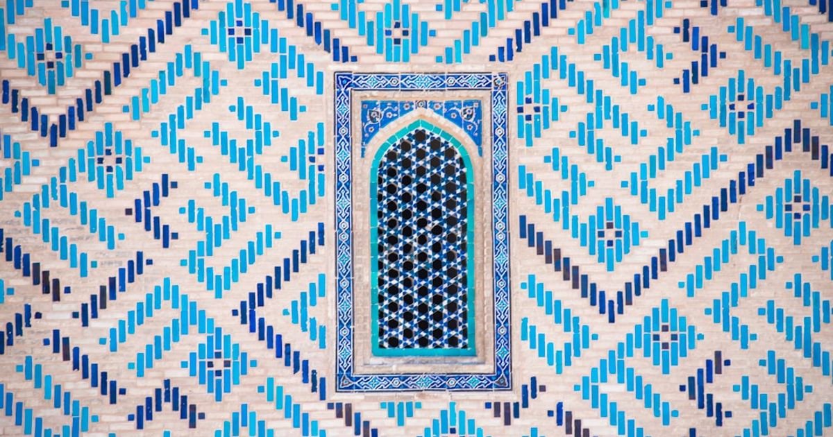 Design a prompt for AI to create Islamic geometric patterns for Ramadan-themed posters