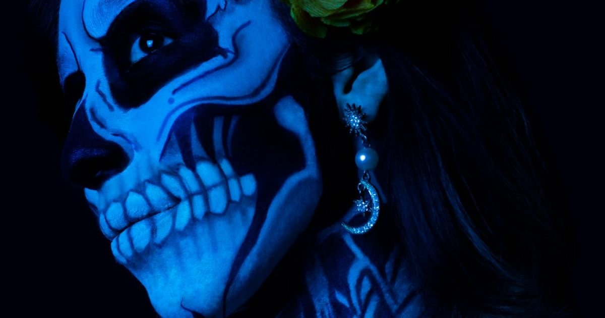 Develop an art prompt for Día de los Muertos (Day of the Dead) with gothic-modern fusion