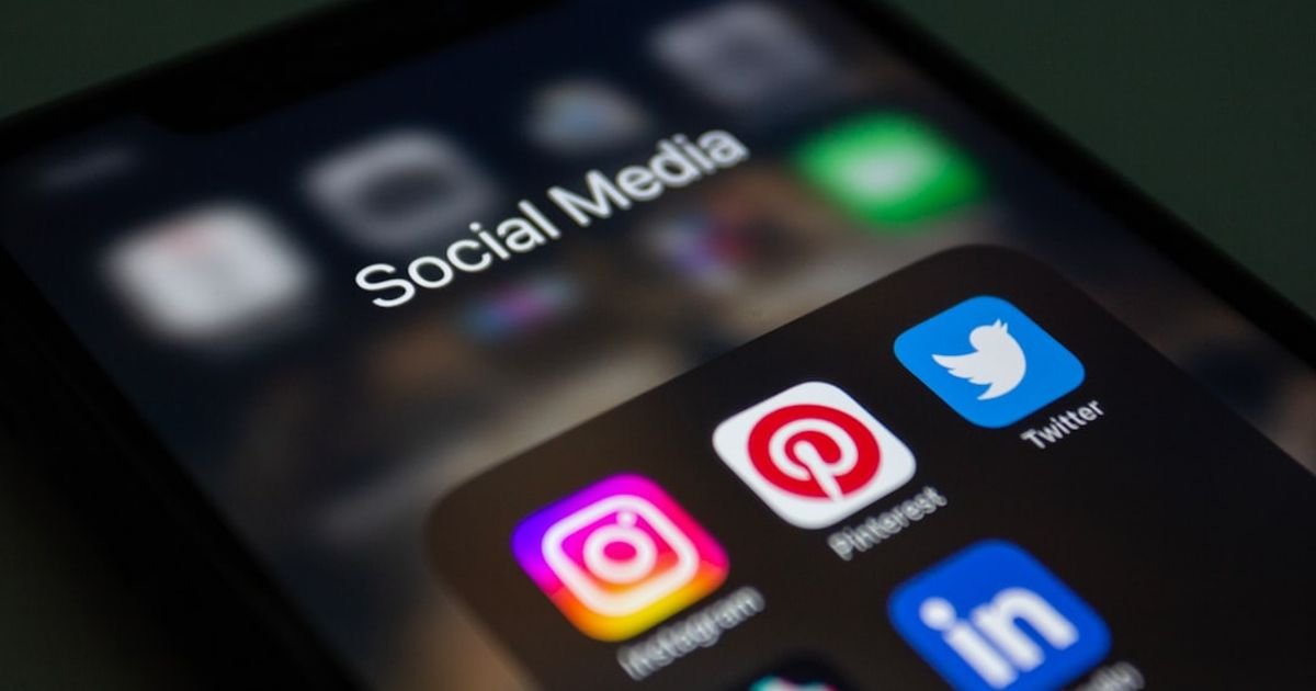 Grok Prompt for Crafting Engaging Social Media Captions
