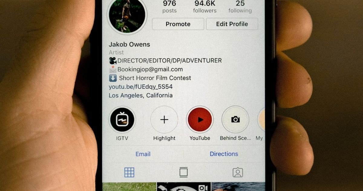 Grok Prompt for Designing Minimalist Social Media Templates