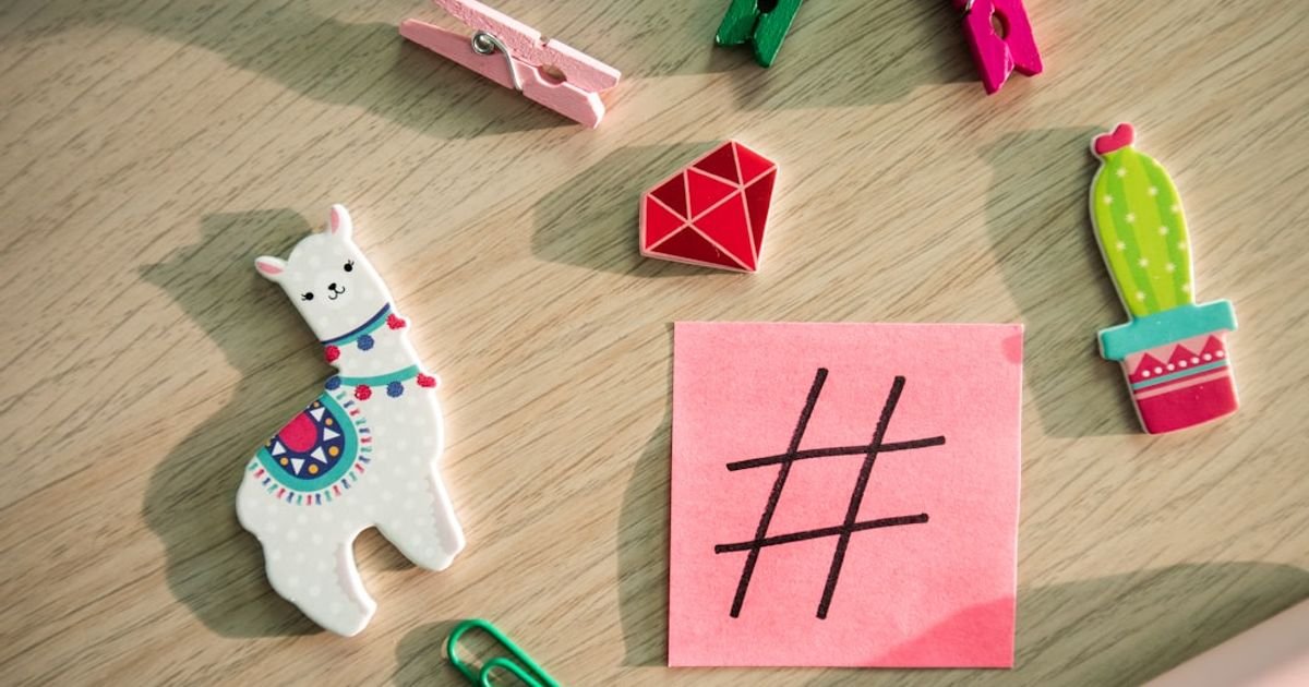Grok Prompt for Generating Viral Tweet Threads on Design Trends