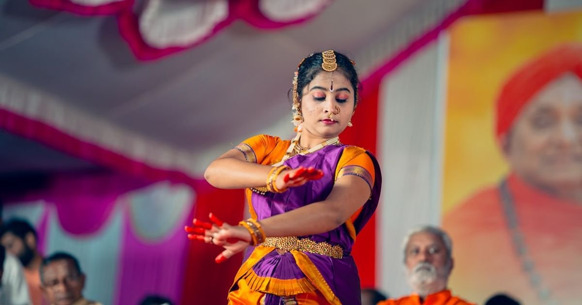 Veo Prompt for Generating a Navratri Garba Dance Video