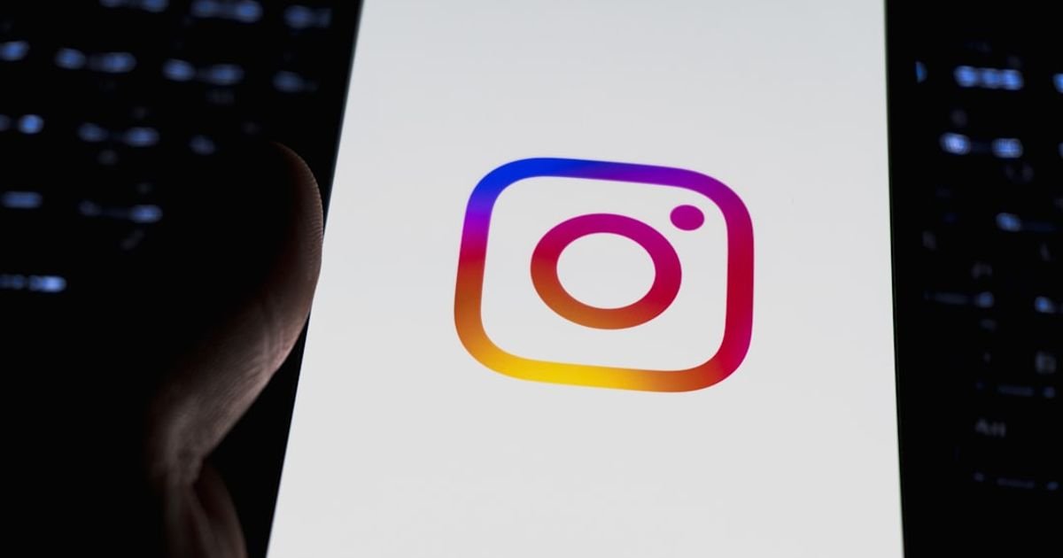 Veo Prompt for Minimalist Aesthetic Social Media Loops