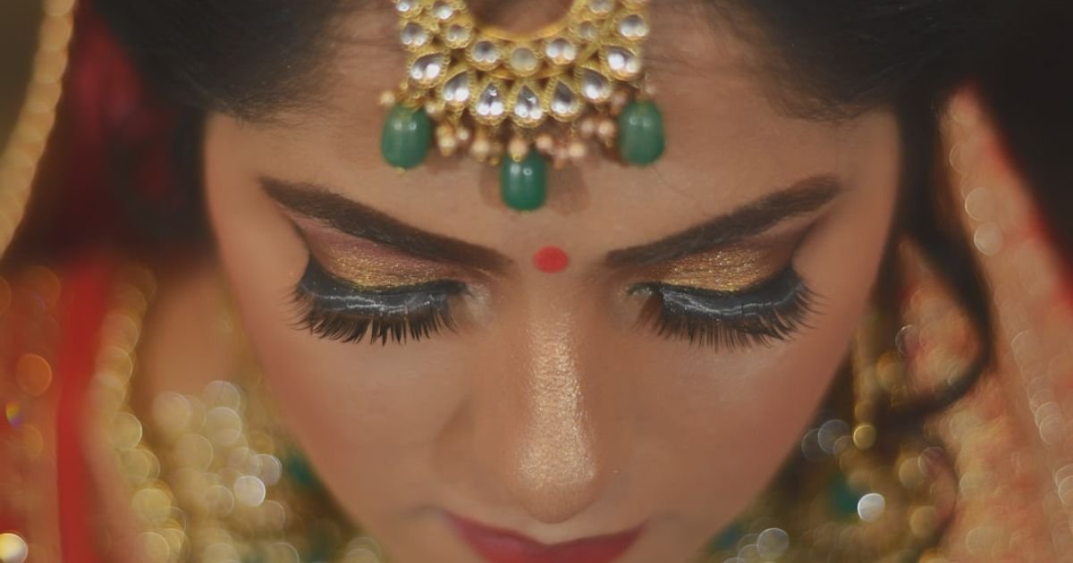 Veo Prompt for Producing Navratri Devotional Music Videos