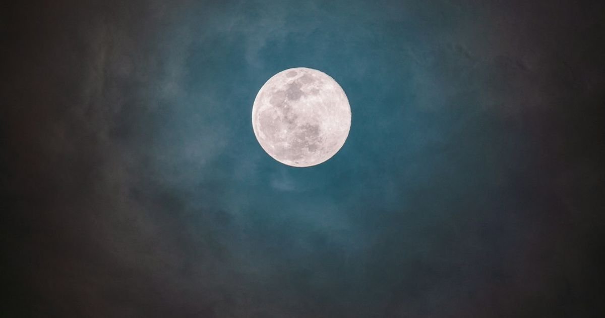 Gods of Moon Veo Prompt