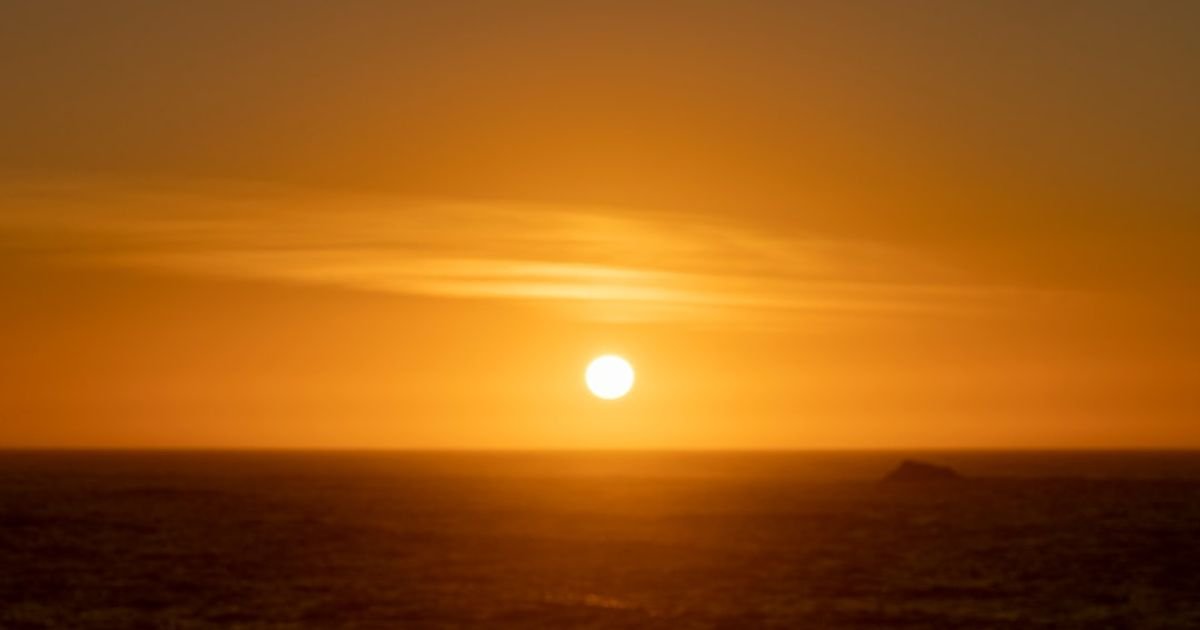 Golden Sunset Over Ocean VFX Prompt