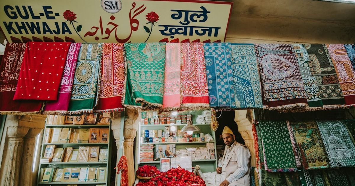 Instagram Caption Prompt in Hindi for Travel Bloggers
