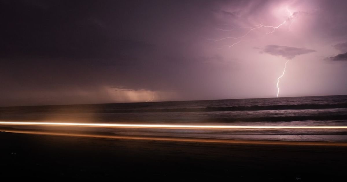 Lightning Over Ocean Horizon VFX Prompt