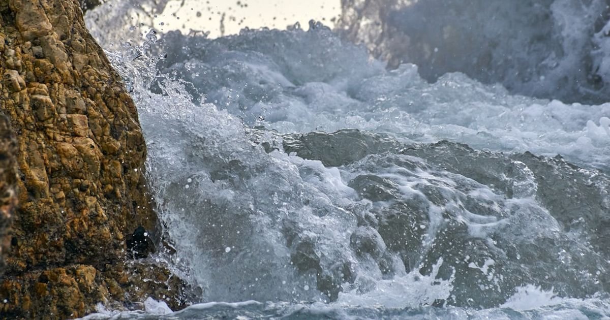 Ocean Wave Crashing Rocks VFX Prompt