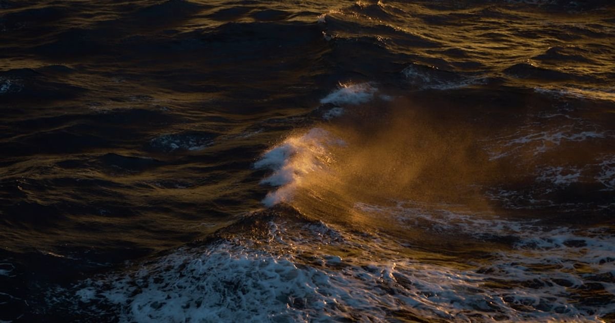 Ocean Waves Crashing Gently on Shore ASMR VFX Prompt