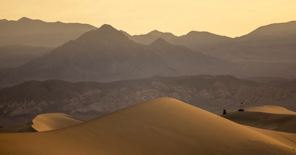Prompt for Desert-Themed Meditation Guides