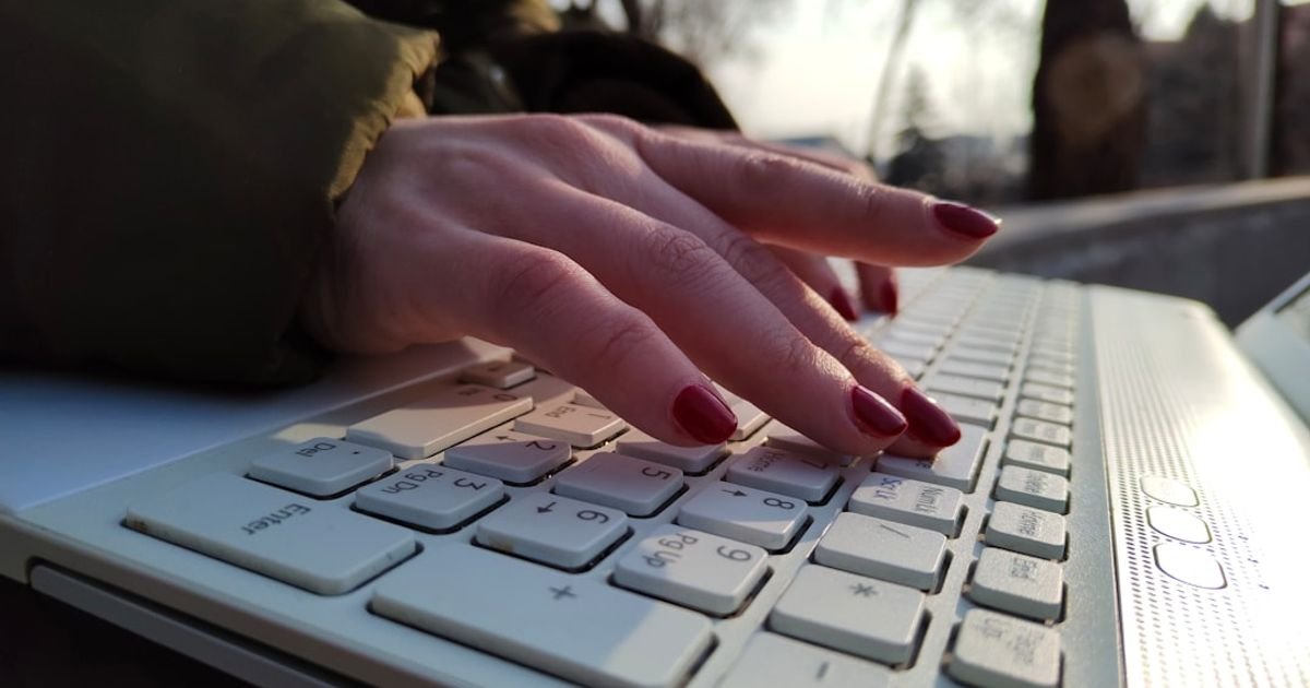 Prompt for Online Dating Profile Writing