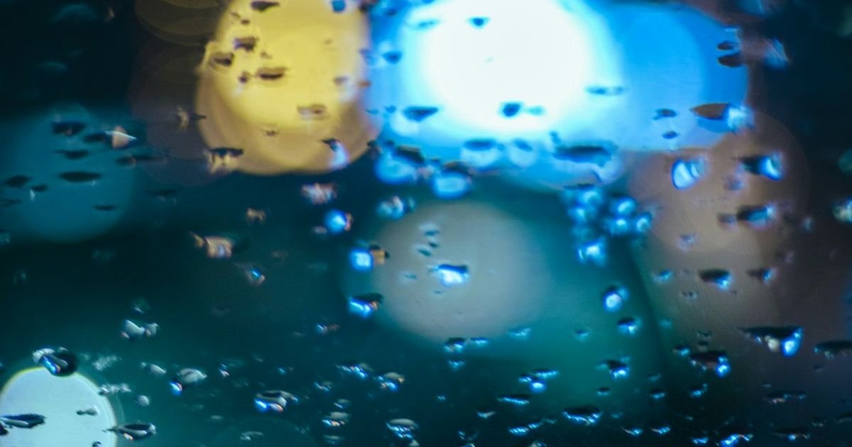 Rain Droplet Macro Slow-Motion VFX Prompt