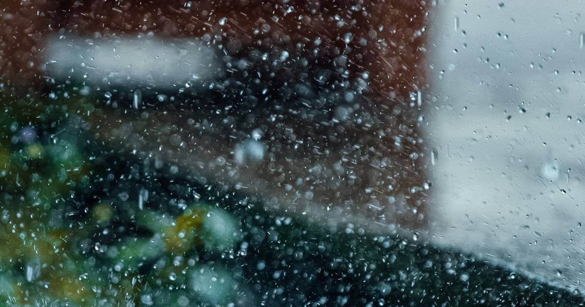 Raindrops Falling on Glass in Slow Motion ASMR VFX Prompt