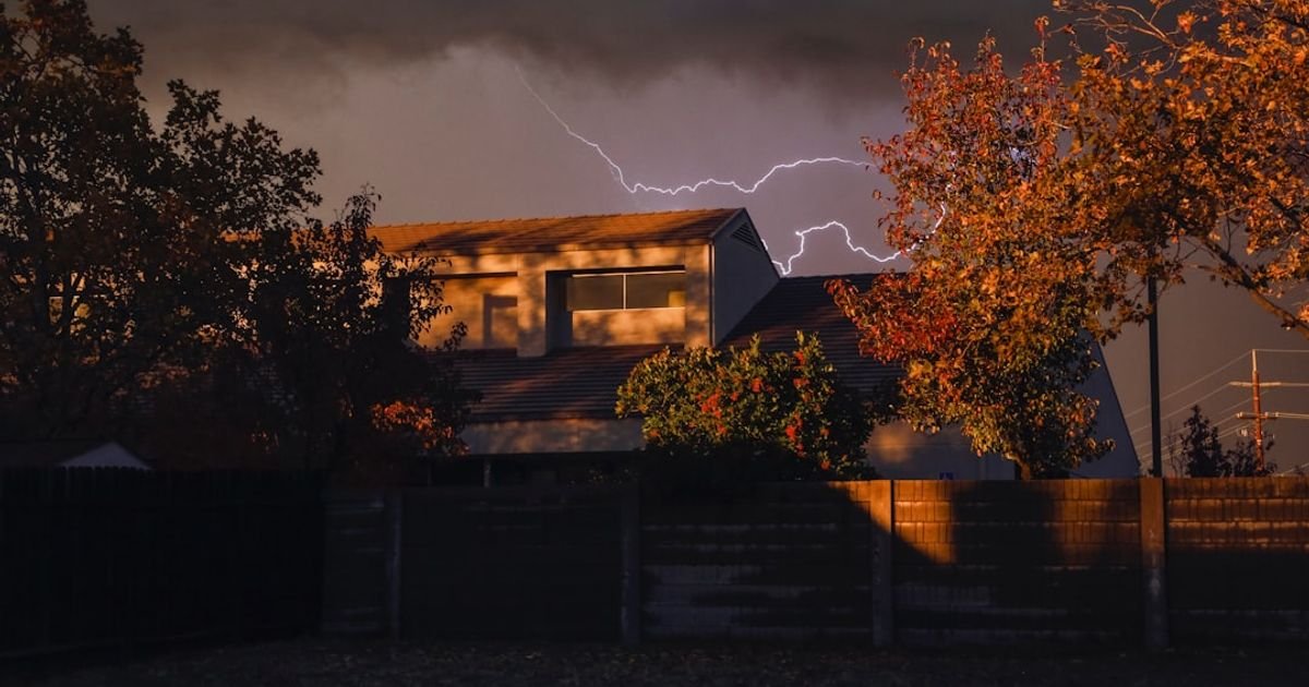 Realistic Lightning Strike VFX Prompt