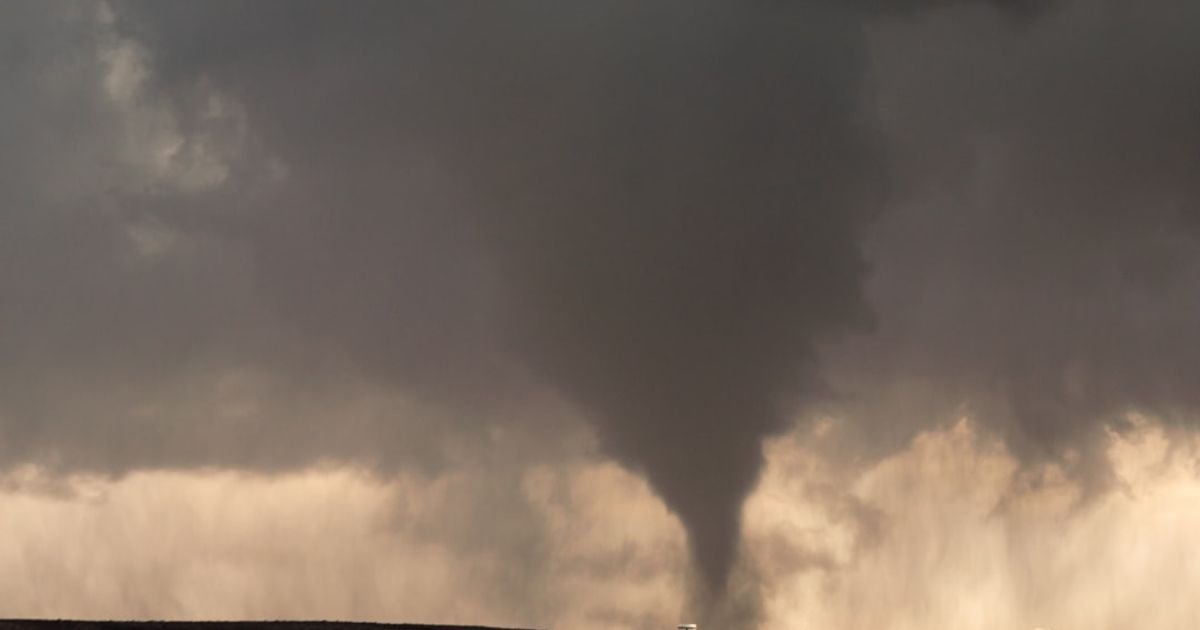 Tornado Formation Over Plains VEO 3 Prompt