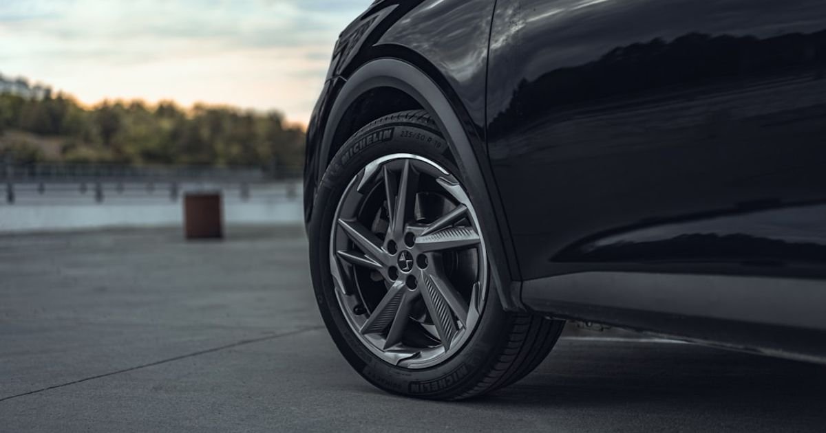 VEO 3 Prompt for Car Detailing Product Ad