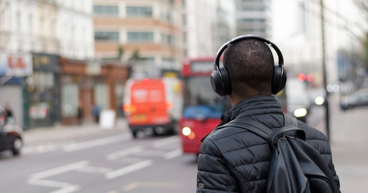 VEO 3 Prompt for Wireless Earbuds Ad