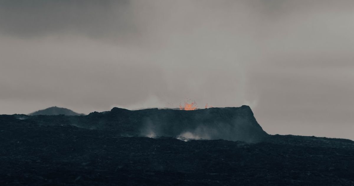 Volcanic Eruption VFX Prompt