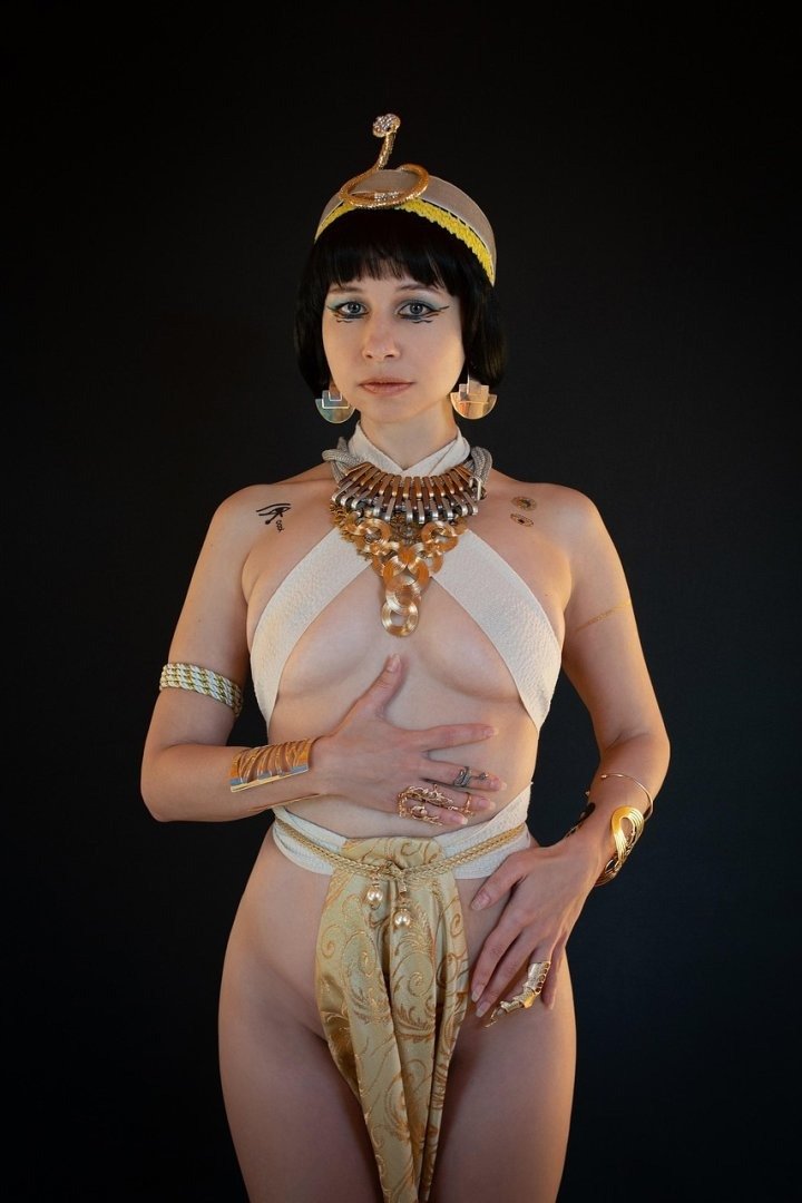 Unlocking Creativity: The Tiny People Prompt and Everyday Objects